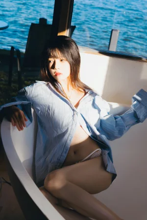 桜桃喵《蓝衬衫》主题写真：44张全套美图