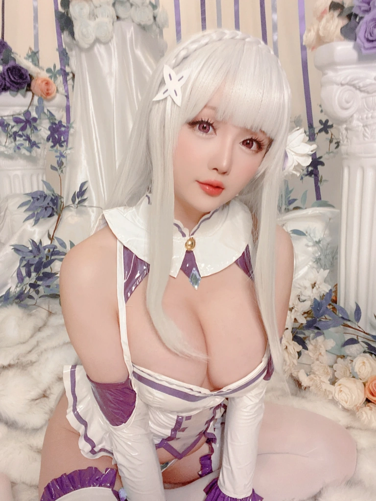 星之迟迟《2021年正片合集 爱蜜莉雅 同人》主题写真：97张全套美图，含2个视频