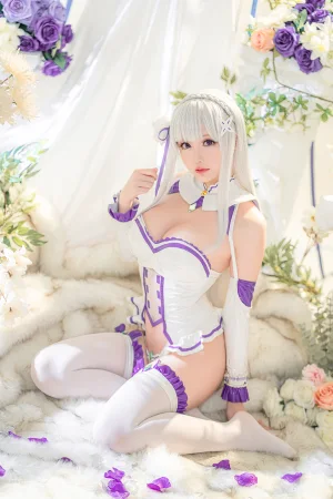 星之迟迟《2021年正片合集 爱蜜莉雅 同人》主题写真：97张全套美图，含2个视频
