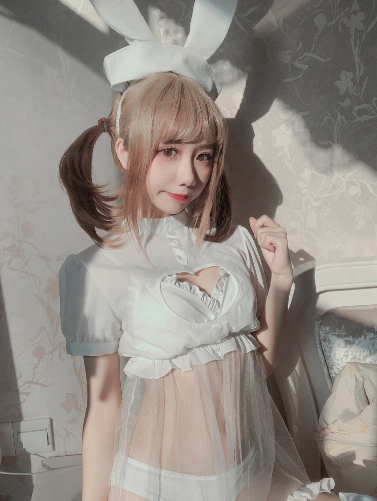 果咩酱《兔子护士》主题写真：12张全套美图