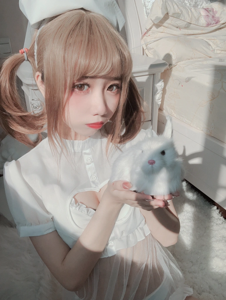 果咩酱《兔子护士》主题写真：12张全套美图