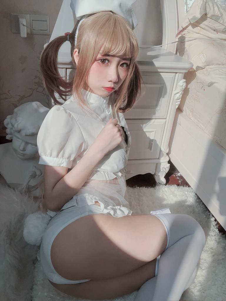 果咩酱《兔子护士》主题写真：12张全套美图