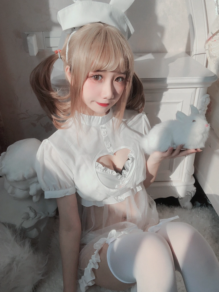 果咩酱《兔子护士》主题写真：12张全套美图