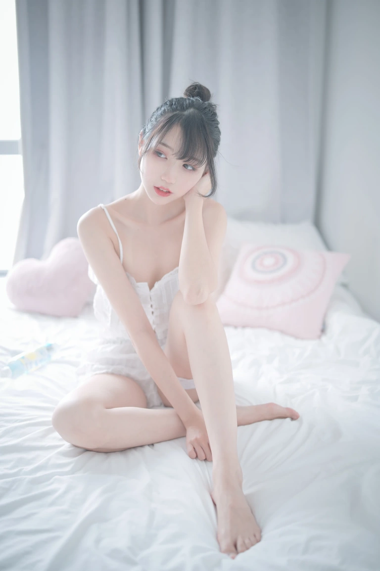 周叽是可爱兔兔《白色睡衣》主题写真：23张全套美图