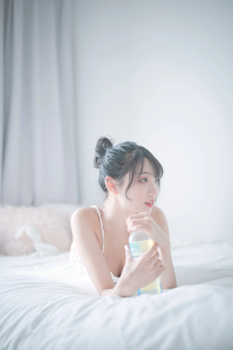 周叽是可爱兔兔《白色睡衣》主题写真：23张全套美图