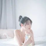 周叽是可爱兔兔《白色睡衣》主题写真：23张全套美图