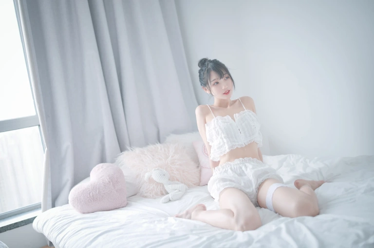 周叽是可爱兔兔《白色睡衣》主题写真：23张全套美图