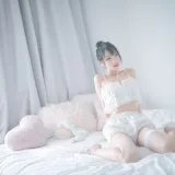 周叽是可爱兔兔《白色睡衣》主题写真：23张全套美图