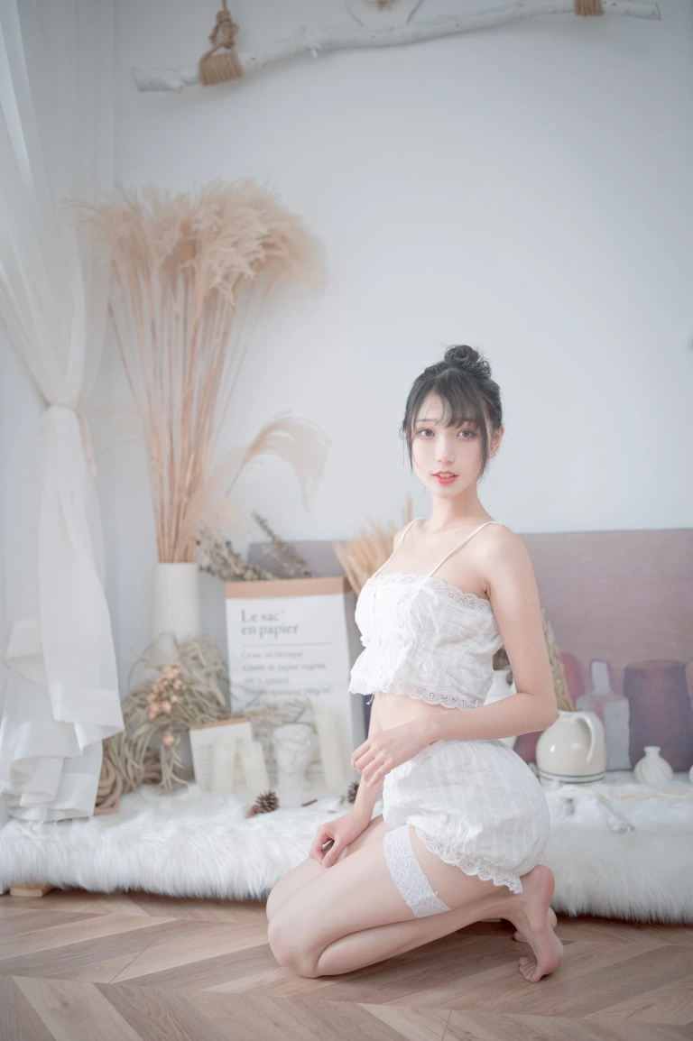 周叽是可爱兔兔《白色睡衣》主题写真：23张全套美图