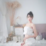 周叽是可爱兔兔《白色睡衣》主题写真：23张全套美图