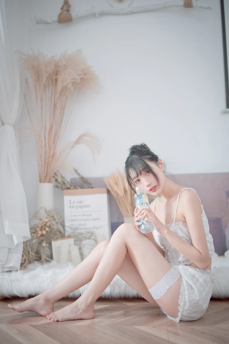 周叽是可爱兔兔《白色睡衣》主题写真：23张全套美图