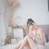 周叽是可爱兔兔《白色睡衣》主题写真：23张全套美图