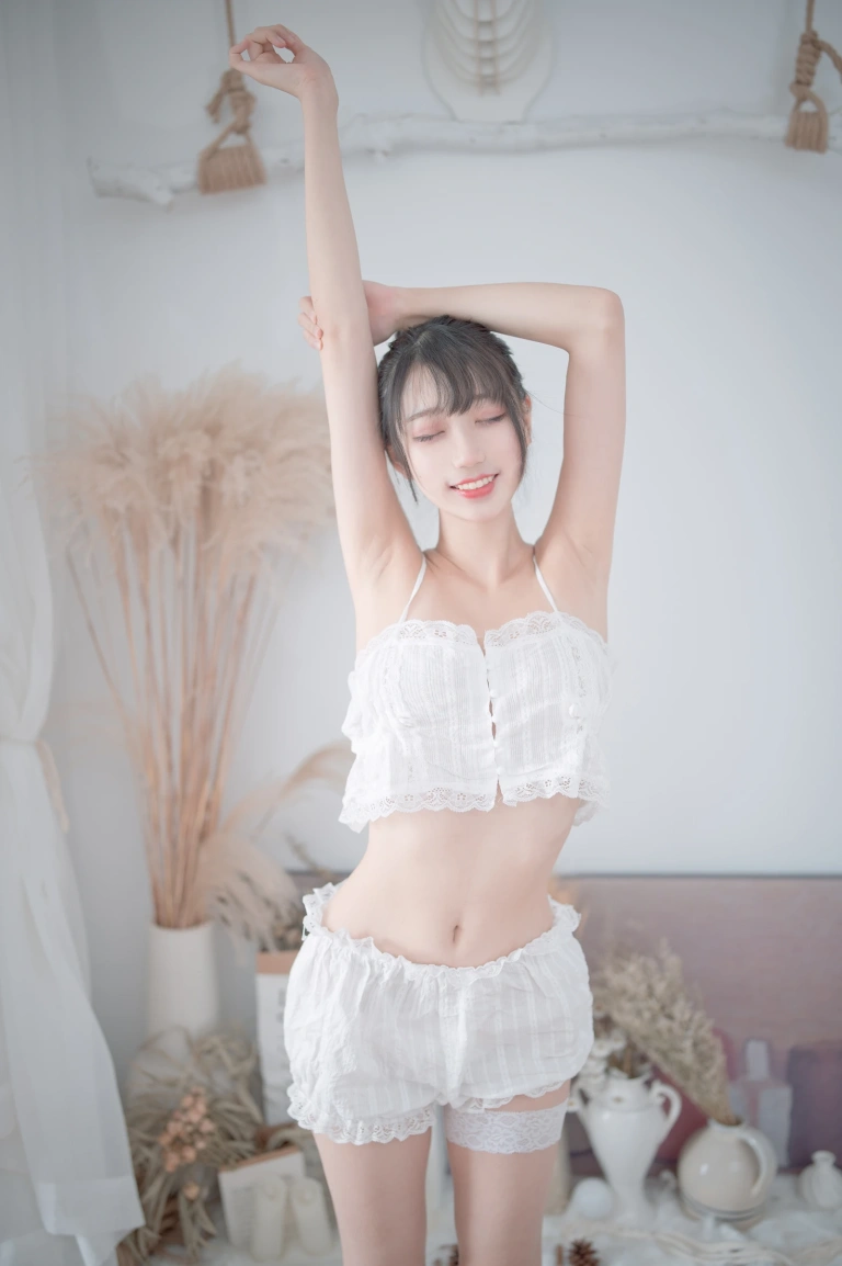 周叽是可爱兔兔《白色睡衣》主题写真：23张全套美图