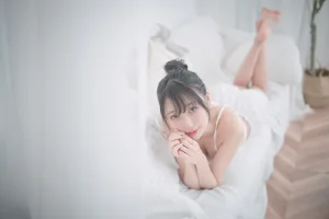 周叽是可爱兔兔《白色睡衣》主题写真：23张全套美图