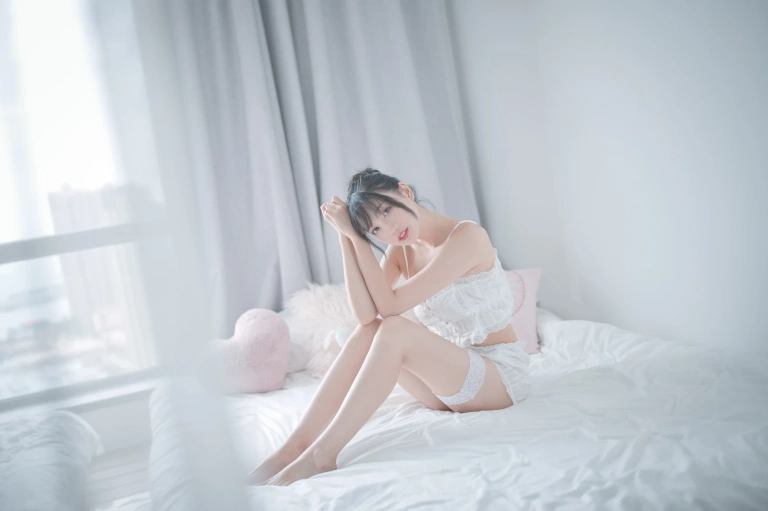 周叽是可爱兔兔《白色睡衣》主题写真：23张全套美图