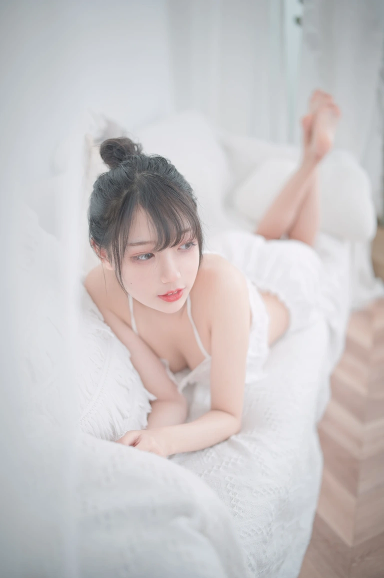 周叽是可爱兔兔《白色睡衣》主题写真：23张全套美图