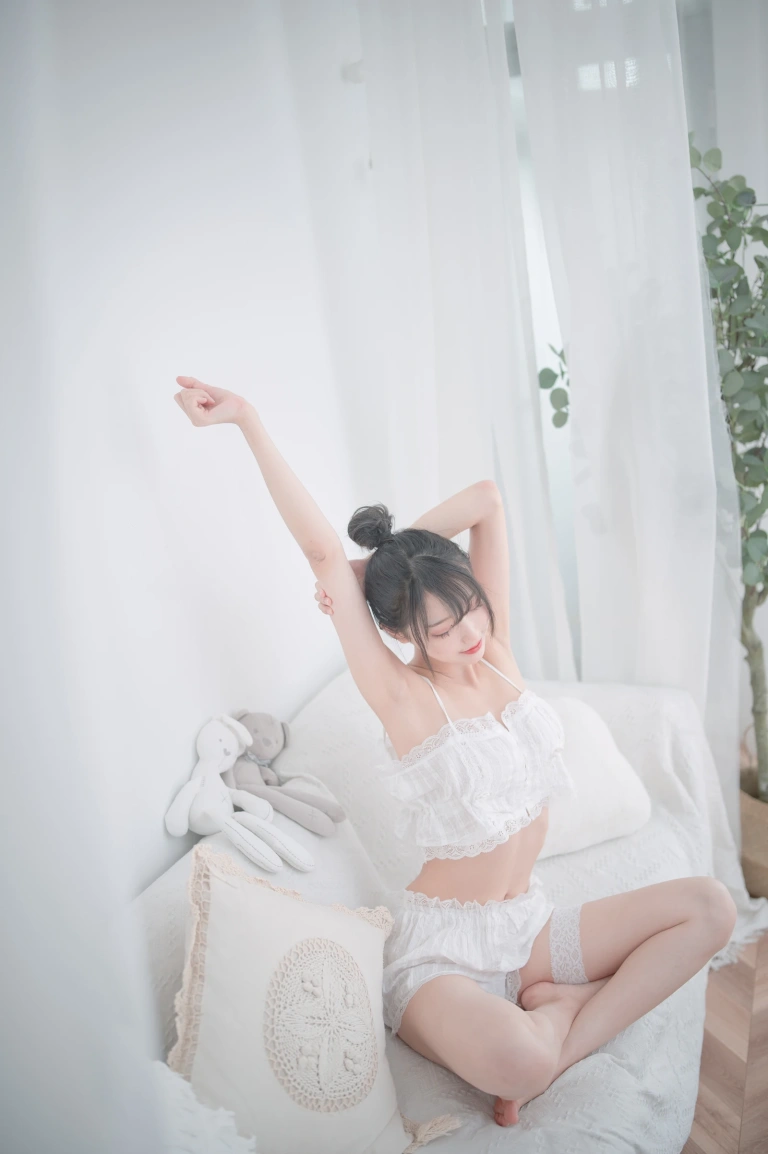 周叽是可爱兔兔《白色睡衣》主题写真：23张全套美图