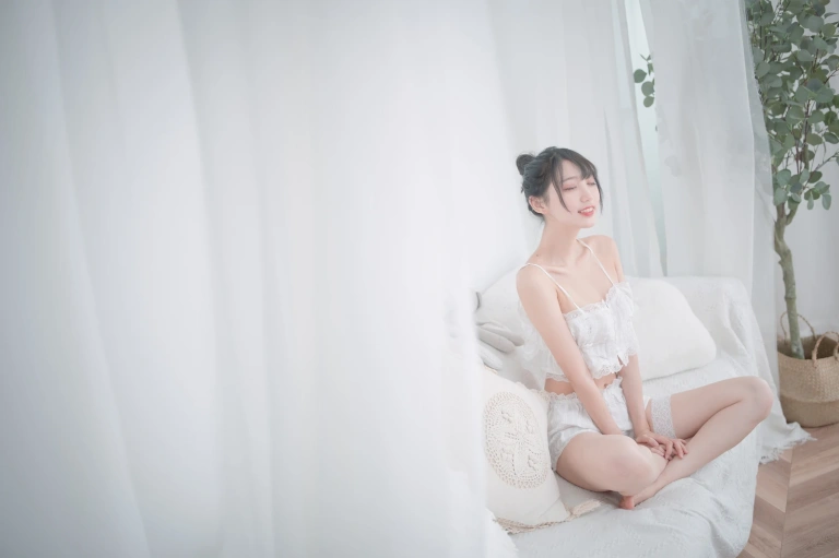 周叽是可爱兔兔《白色睡衣》主题写真：23张全套美图