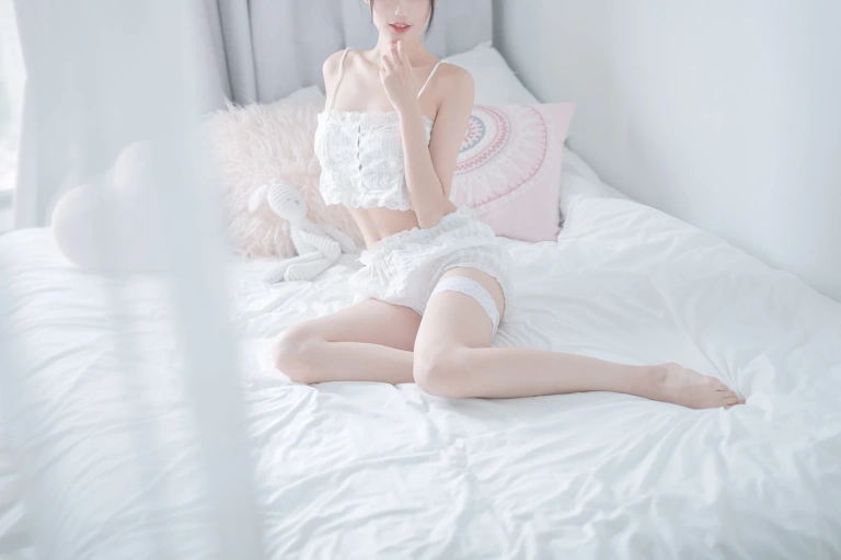 周叽是可爱兔兔《白色睡衣》主题写真：23张全套美图