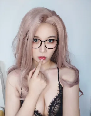 轩萧学姐《NO.15 – 眼镜娘自拍》主题写真：26张全套美图