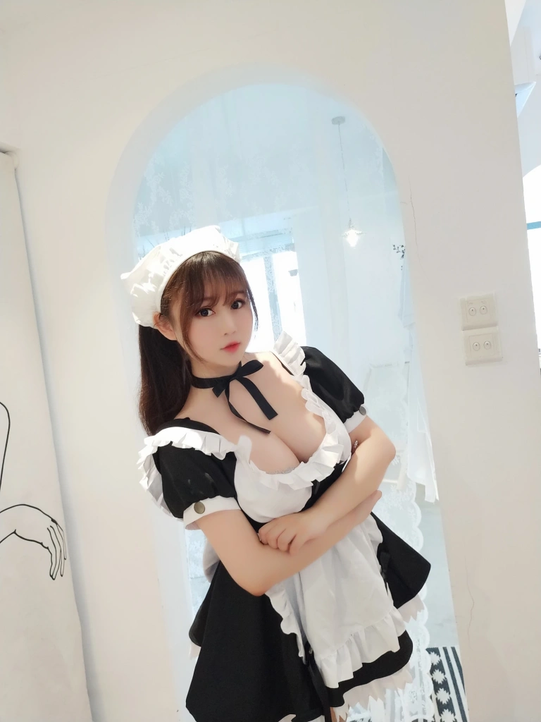 依酱《女仆2.0》主题写真：26张全套美图