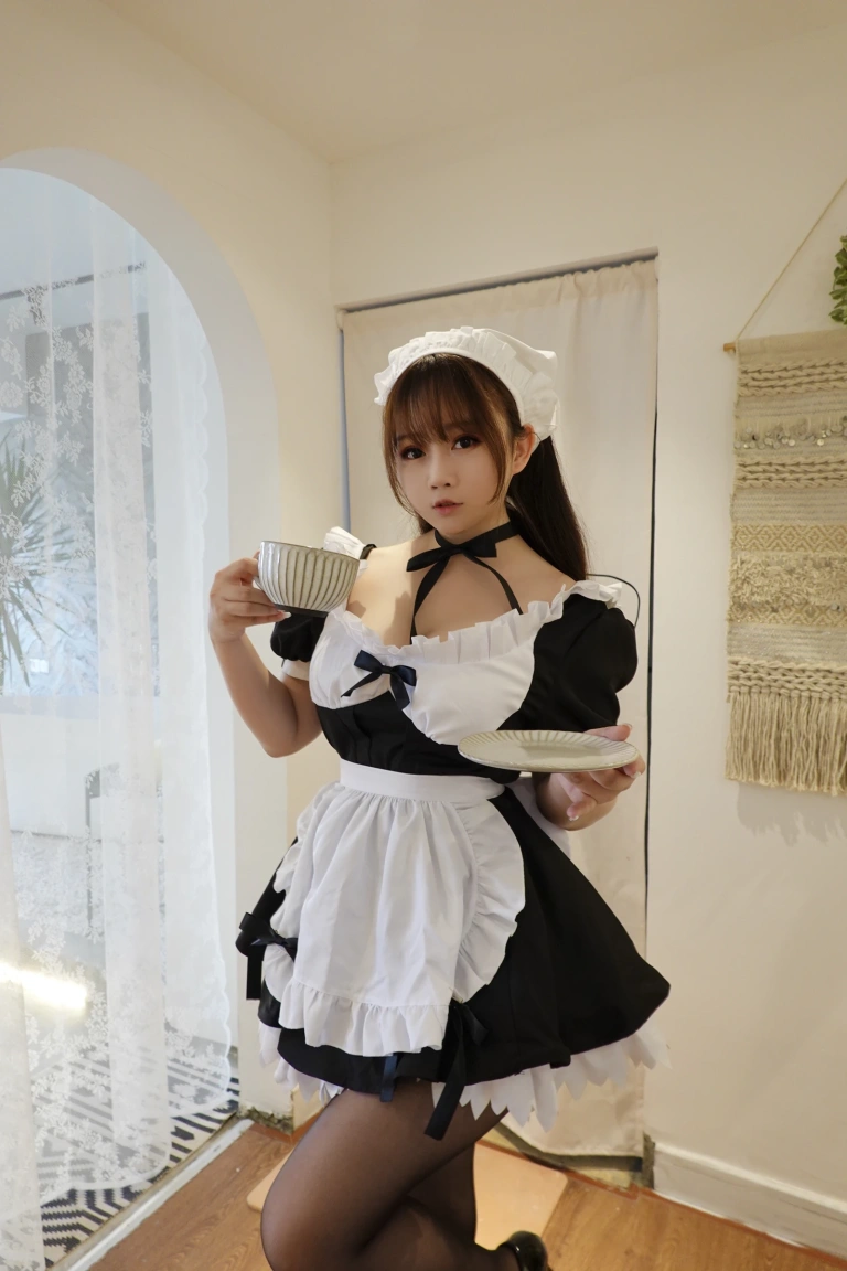 依酱《女仆2.0》主题写真：26张全套美图