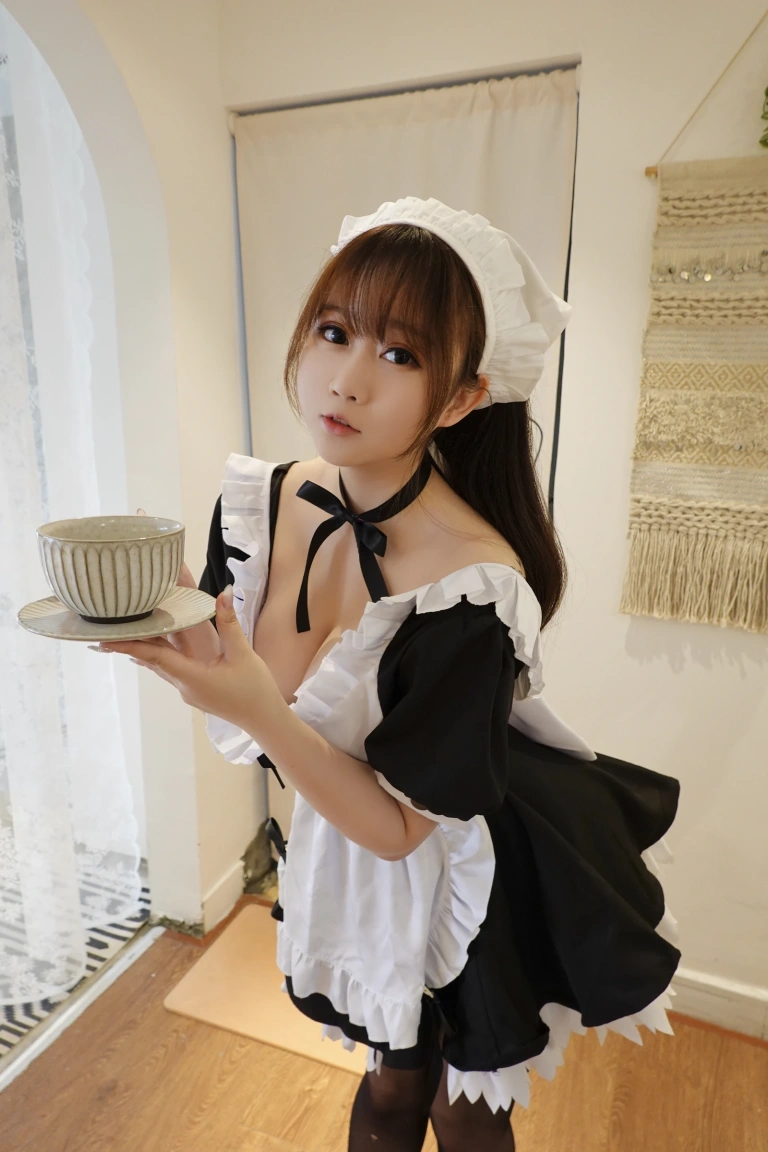 依酱《女仆2.0》主题写真：26张全套美图