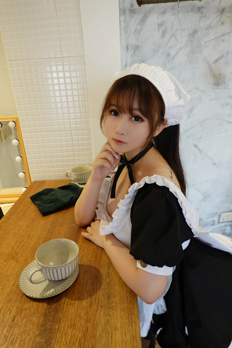 依酱《女仆2.0》主题写真：26张全套美图