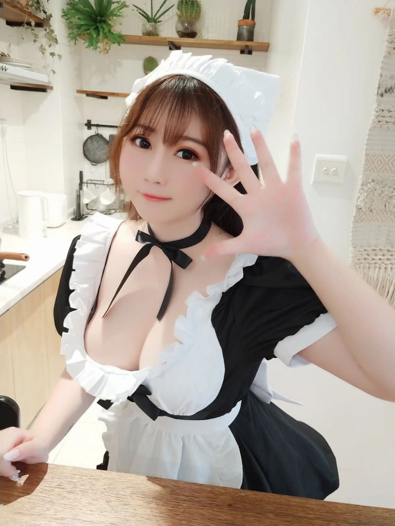 依酱《女仆2.0》主题写真：26张全套美图