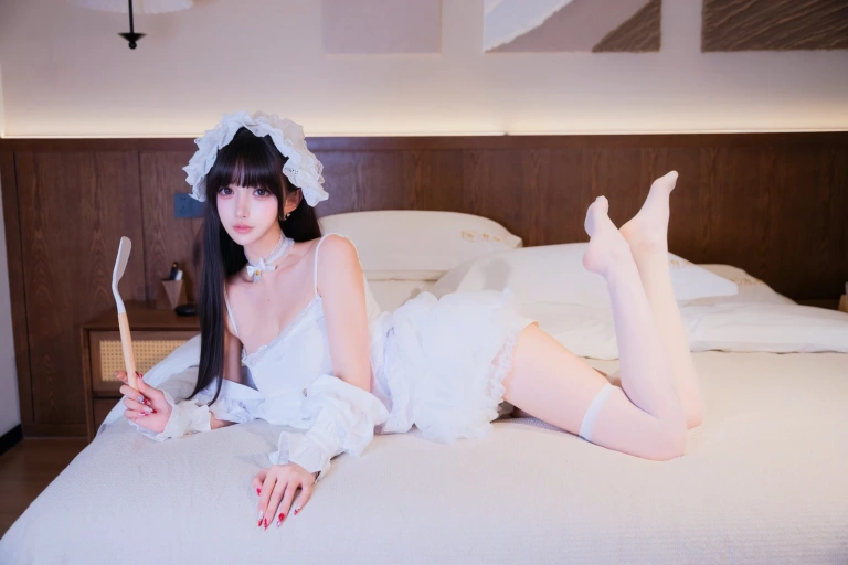 过期米线线喵《厨娘女仆》主题写真：21张全套美图