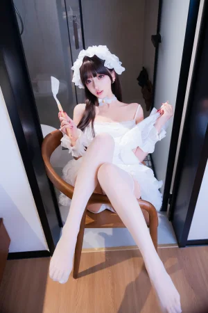过期米线线喵《厨娘女仆》主题写真：21张全套美图