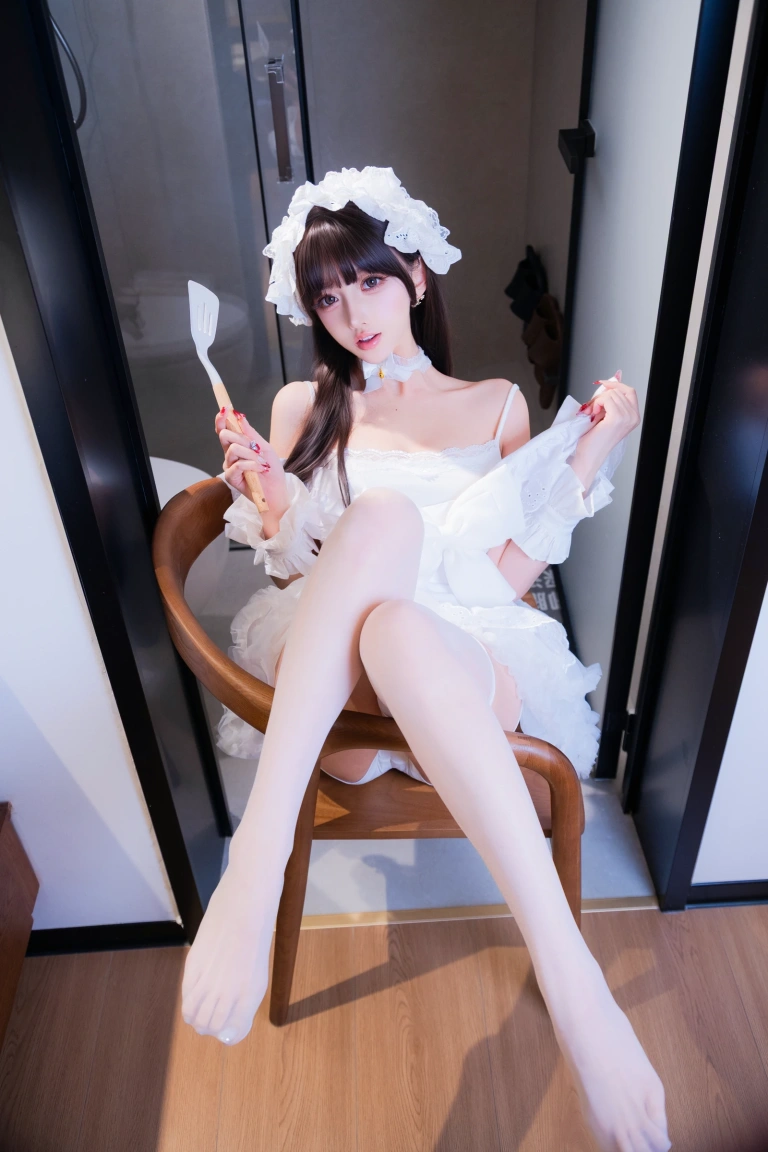 过期米线线喵《厨娘女仆》主题写真：21张全套美图