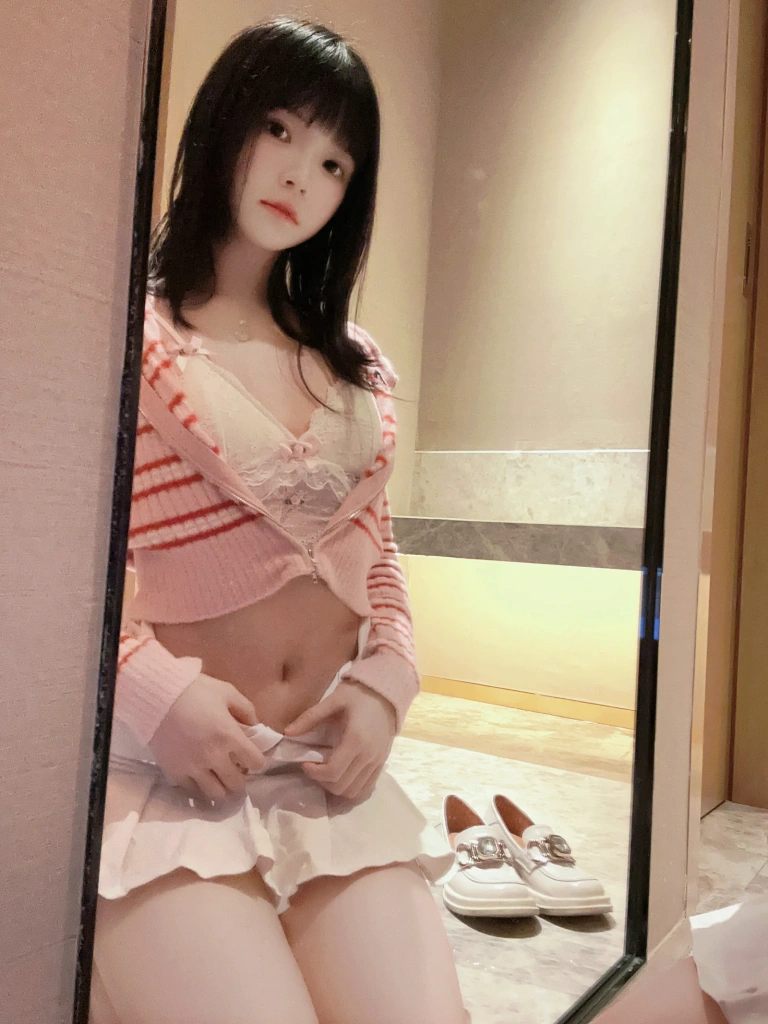 桜桃喵《条纹毛衣》主题写真：22张全套美图