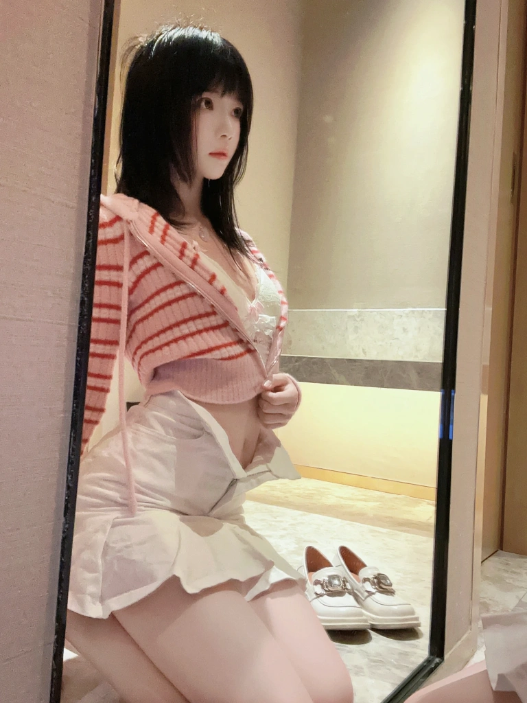 桜桃喵《条纹毛衣》主题写真：22张全套美图