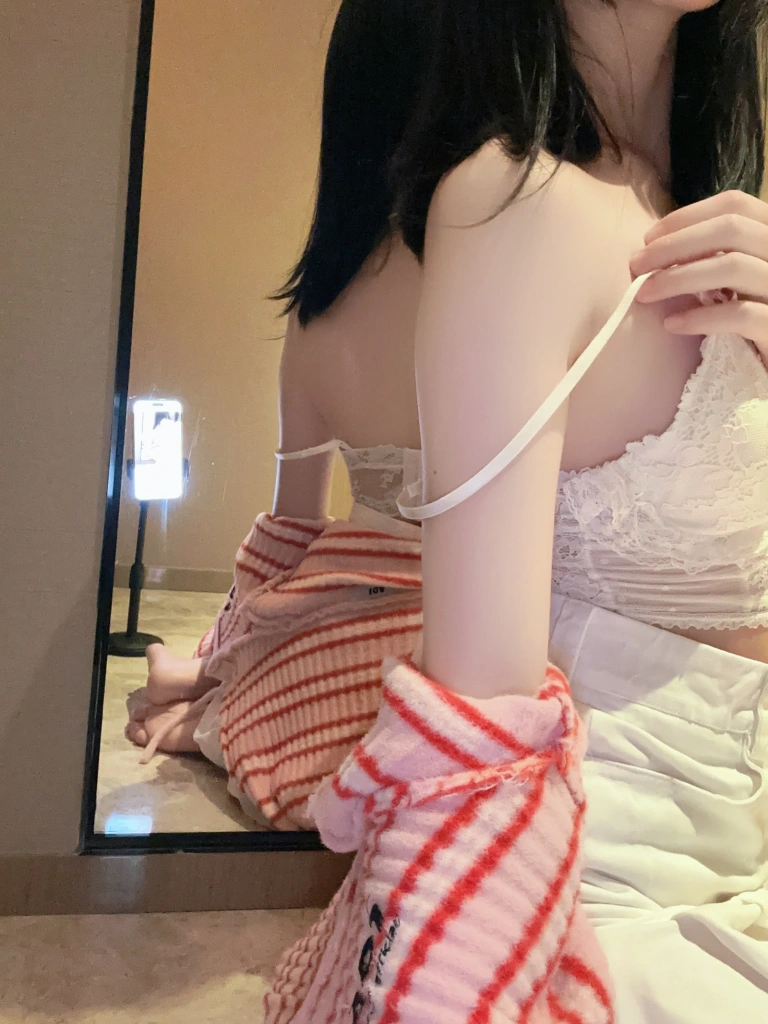 桜桃喵《条纹毛衣》主题写真：22张全套美图