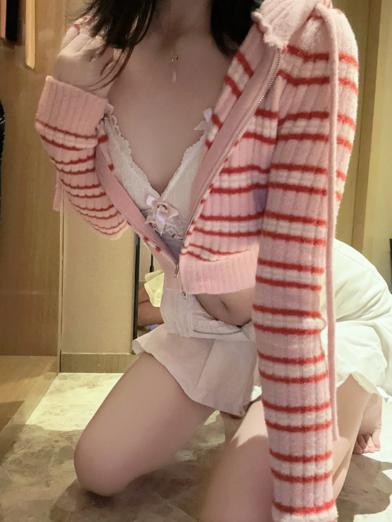 桜桃喵《条纹毛衣》主题写真：22张全套美图