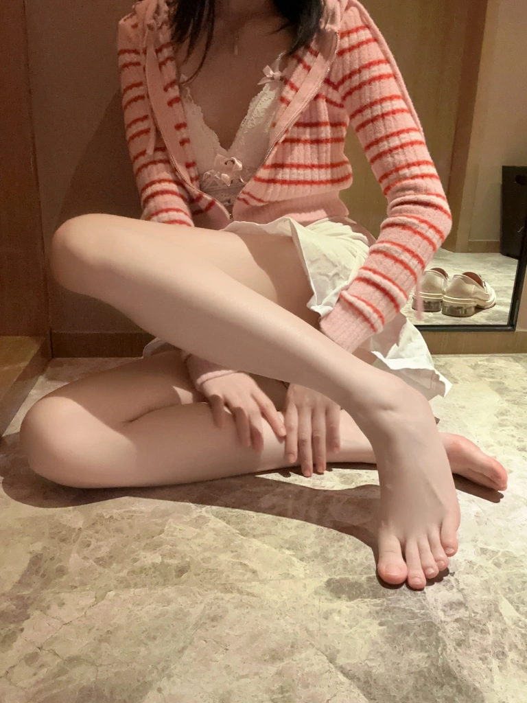 桜桃喵《条纹毛衣》主题写真：22张全套美图