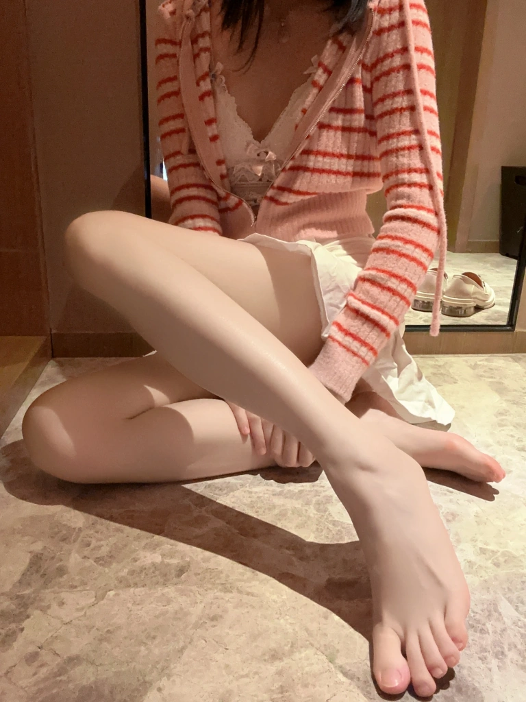 桜桃喵《条纹毛衣》主题写真：22张全套美图