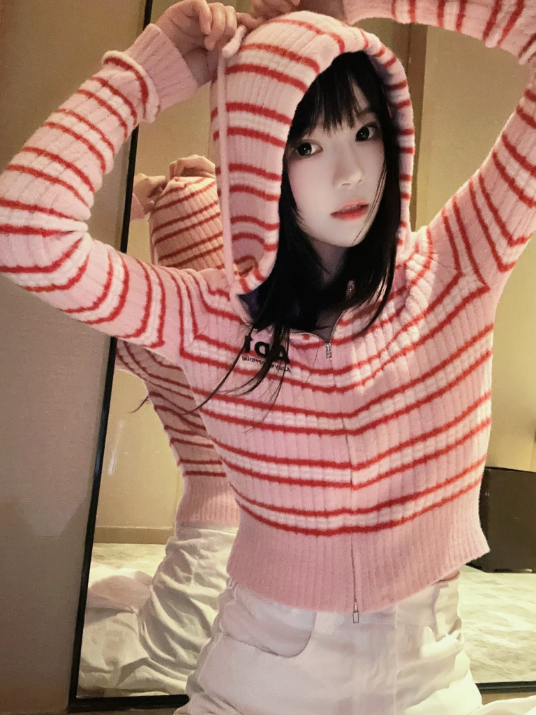 桜桃喵《条纹毛衣》主题写真：22张全套美图