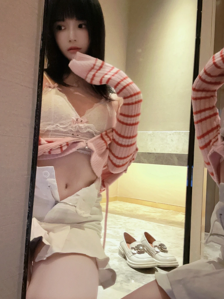 桜桃喵《条纹毛衣》主题写真：22张全套美图