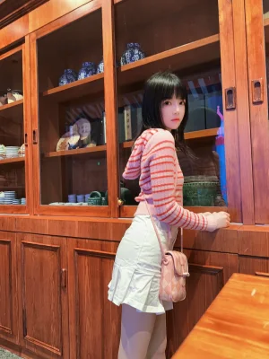 桜桃喵《条纹毛衣》主题写真：22张全套美图