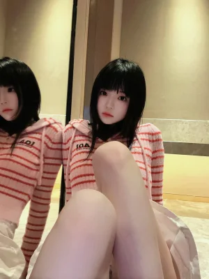 桜桃喵《条纹毛衣》主题写真：22张全套美图
