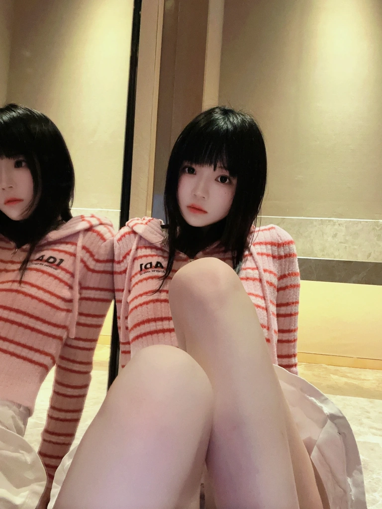 桜桃喵《条纹毛衣》主题写真：22张全套美图