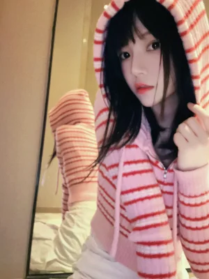 桜桃喵《条纹毛衣》主题写真：22张全套美图