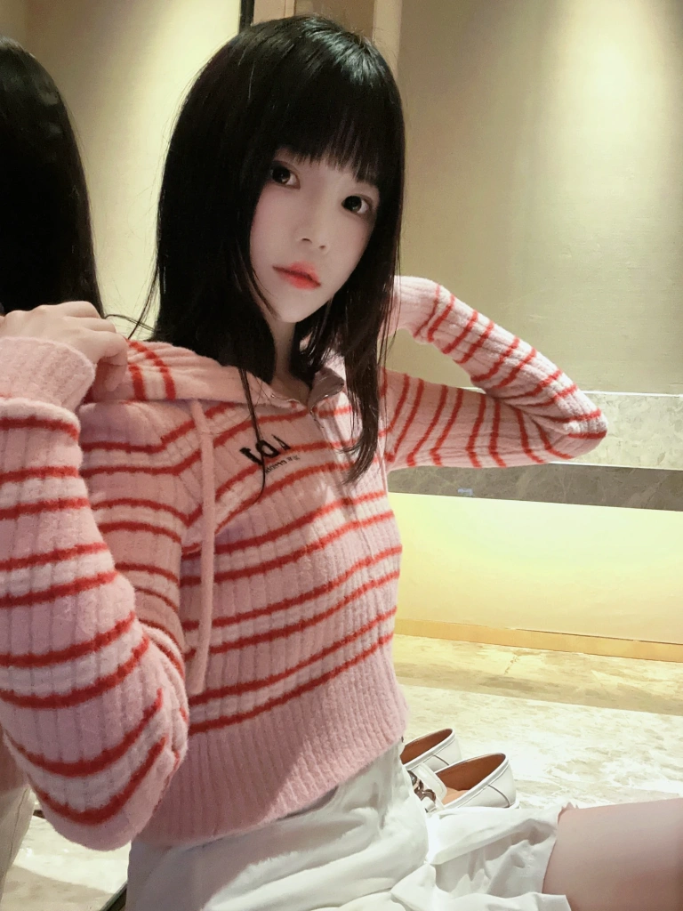 桜桃喵《条纹毛衣》主题写真：22张全套美图