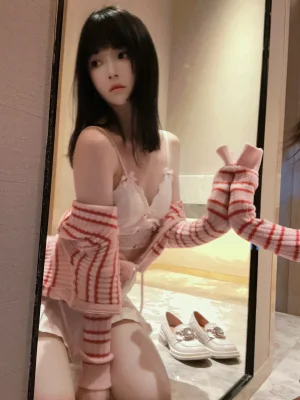 桜桃喵《条纹毛衣》主题写真：22张全套美图