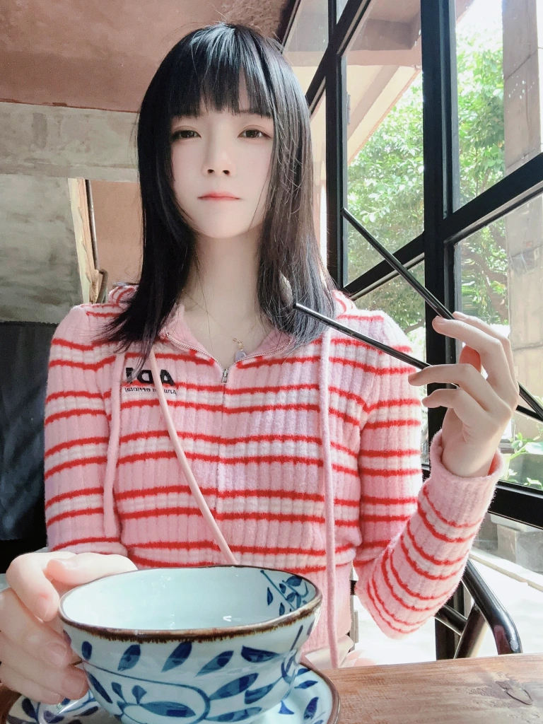 桜桃喵《条纹毛衣》主题写真：22张全套美图