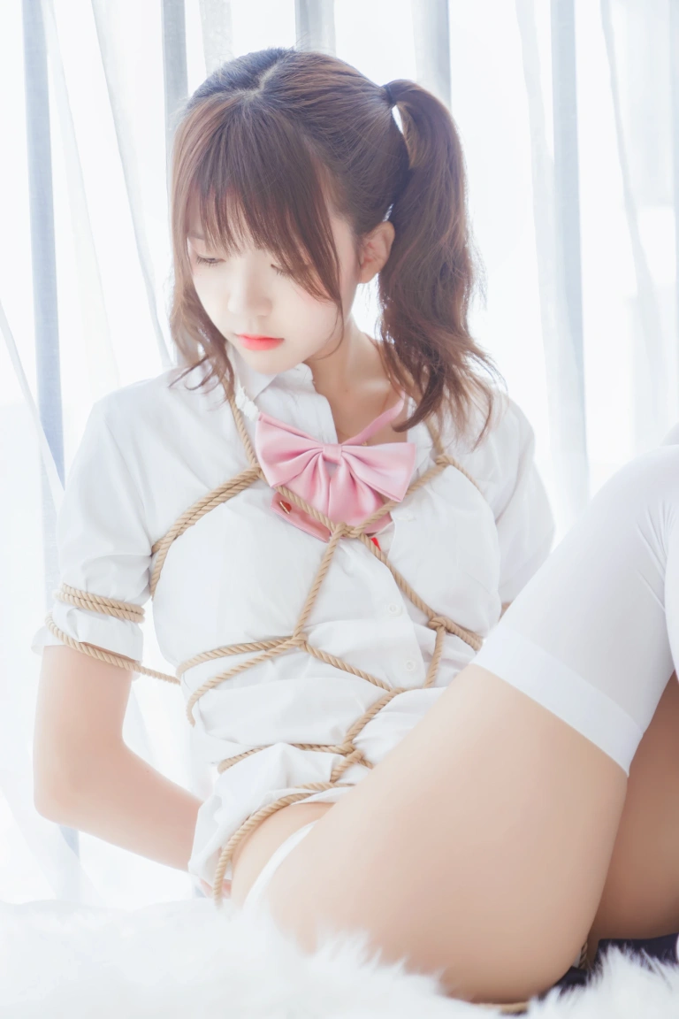 桜桃喵《捆绑》主题写真：51张全套美图