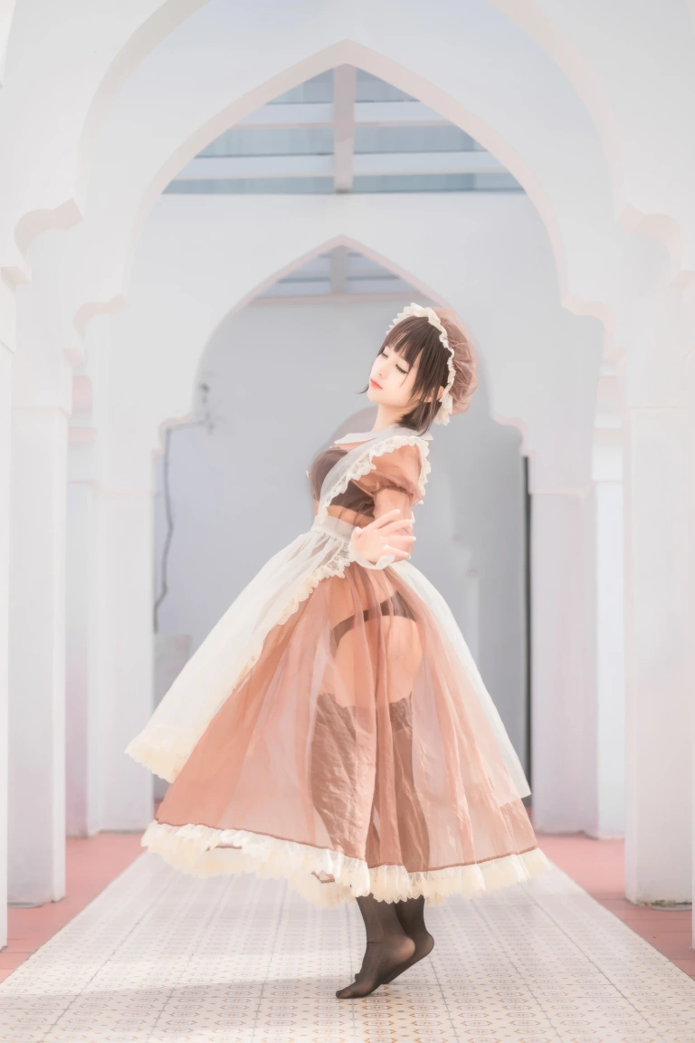 蠢沫沫《沫沫真爱版 纱-室外女仆》主题写真：40张全套美图
