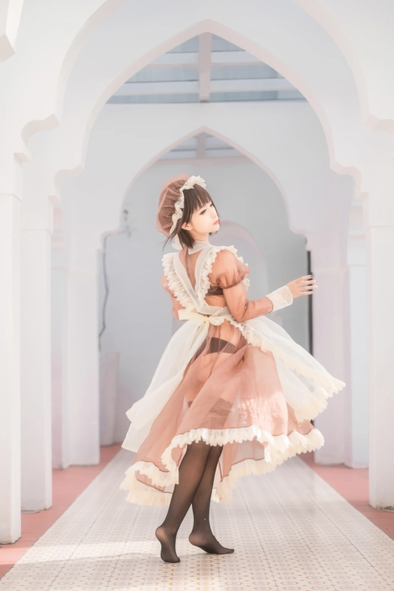 蠢沫沫《沫沫真爱版 纱-室外女仆》主题写真：40张全套美图